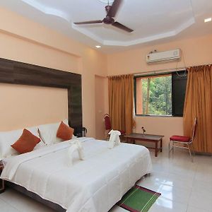 Fabhotel Royal Park